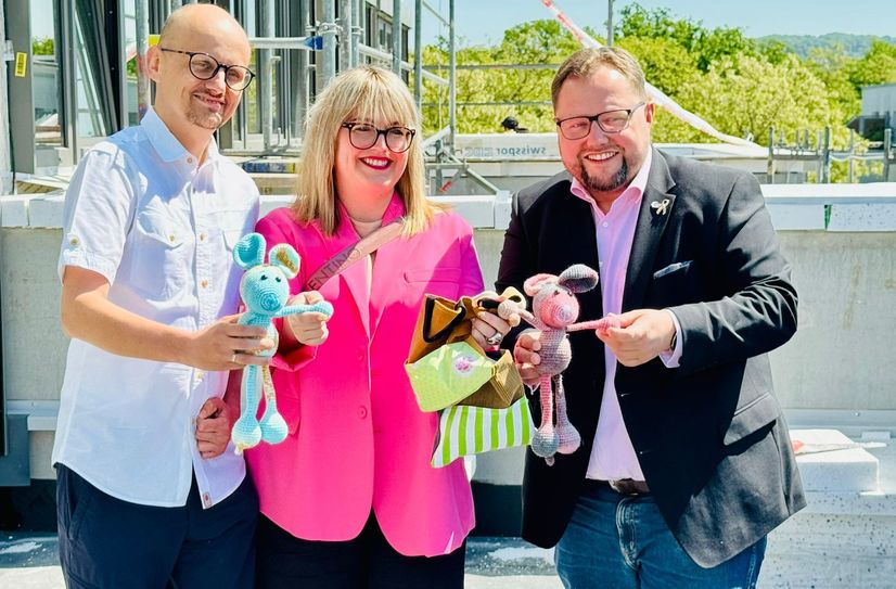 Christian Bidmon, er lag als Junge ein Jahr auf der Kinderkrebsstation, der Vereinsvorsitzende des Sonnenstrahl Andreas Führlich sowie  Mutmacherin Mareen Schönlebe freuen sich auf das neue Familienhaus.