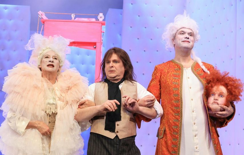 Marie Antoinette (l., Catharina Struwe) und Ludwig XVI. (r., Matthias Manz) müssen vor Robespierre (Mitte, Daniel Borgwardt) den Guillotinen-Unfall mit Madame Dubarry (Leon Haller) geheim halten.