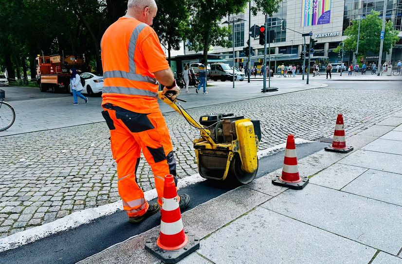 Die Bordsteine werden barrierefrei umgestaltet, Poller und Schilder folgen.