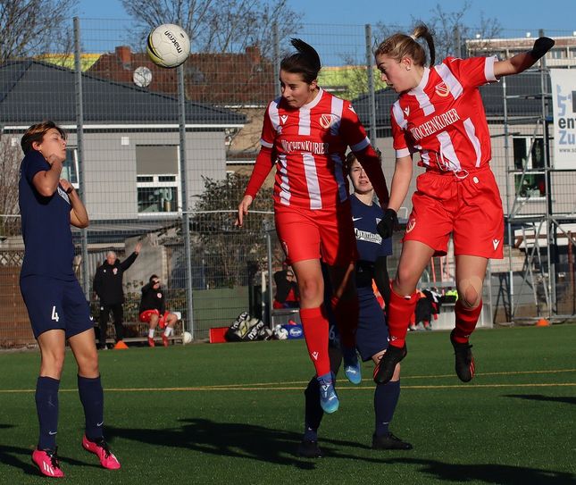 Thea Kuntze und Hannah Hermann beim Kopfball.