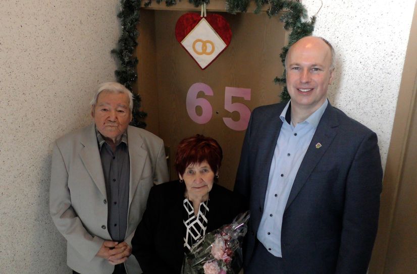 Bürgermeister Mirko Buhr (re.) gratulierte dem »eisernen« Hochzeitspaar Waltraud und Dieter Vogel zu 65 gemeinsamen Ehejahren.