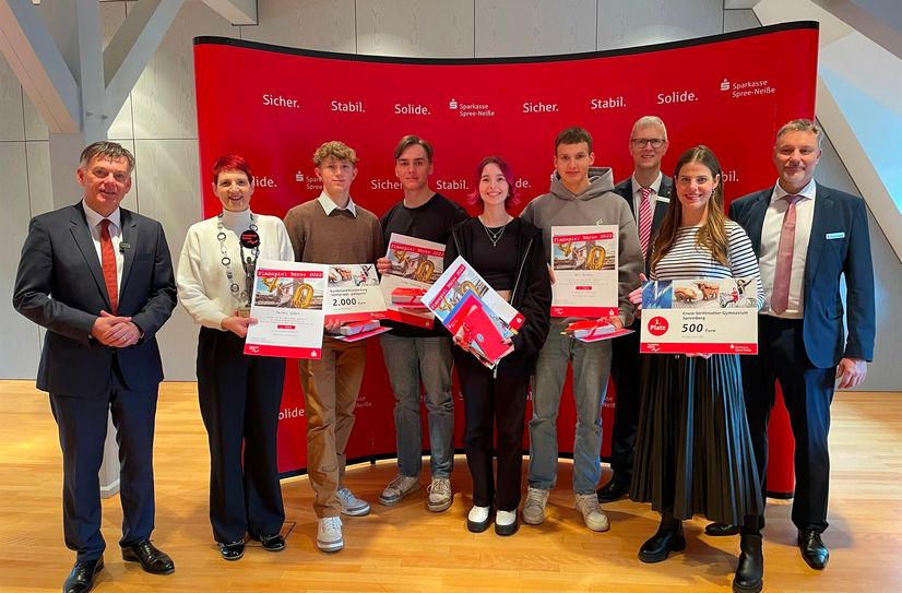 Das Landessiegerteam des Planspiels Börse »patagonie« vom Erwin-Strittmatter-Gymnasium wurde kurz vor ihrer Abreise nach London in der Sparkassen-Filiale in Spremberg feierlich gewürdigt.