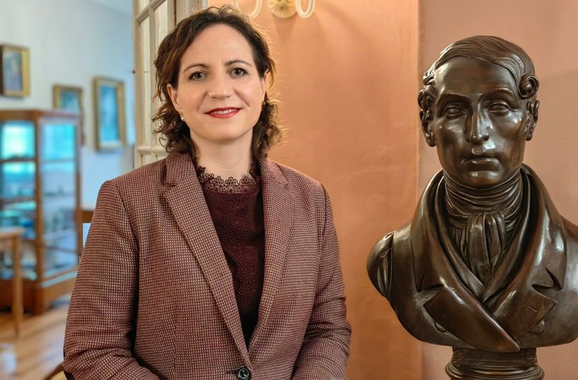 Dr. Romy Donath mit einer Büste Carl-Maria-von-Webers im Kügelgenhaus - das sie auch betreut.