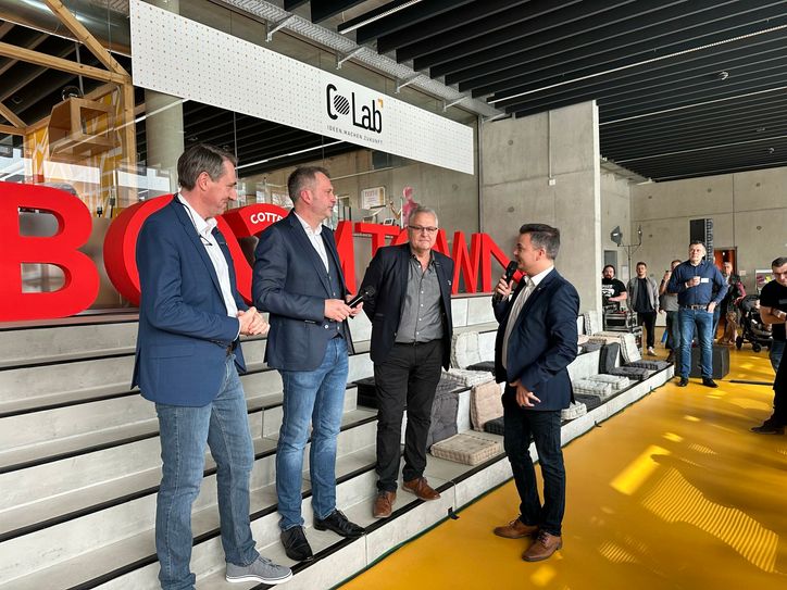 BOOMTOWN COTTBUS ist eine Kampagne des Netzwerkes Sehnsucht Cottbus, wird betrieben von der EGC Wirtschaftsförderung Cottbus und gefördert vom Bundesministerium für Wirtschaft und Klimaschutz aufgrund eines Beschlusses des Deutschen Bundestages.