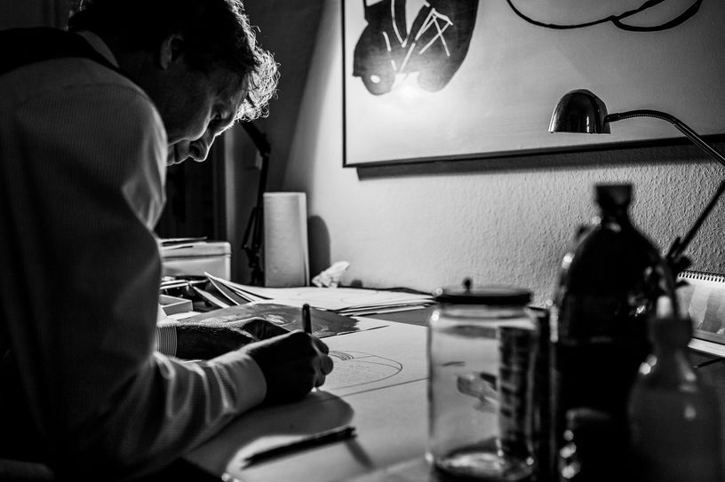 Steve Sabor arbeitet am Buch »Ephemer Ergeben«.