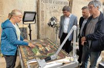 Restauratorin Kathrin Rahfoth erklärt dem Amtierender Dechant des Domkapitels Meißen, Dr. Hans-Peter Hasse, Götz Bergmann vom Dombauverein Meißen e.V.  und Dombaumeister Dr. Knut Hauswald, die nötigen Arbeiten an den ältesten Bleiglasfenster Sachsens.