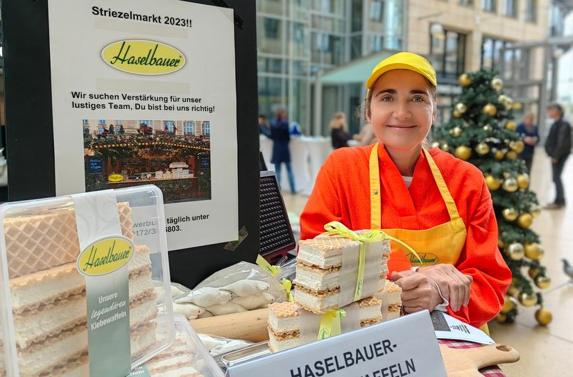 Annett Walter mit ihrer Waffelbäckerei "Haselbauer" - 2008 konnte sie die Dresdner Marke retten.