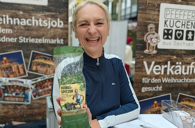 Katrin Weiß-Hantsche bietet Pulsnitzer Pfefferkuchen an - sogar Hawaii-Spitzen mit ihrem Konterfei vom Ironman.