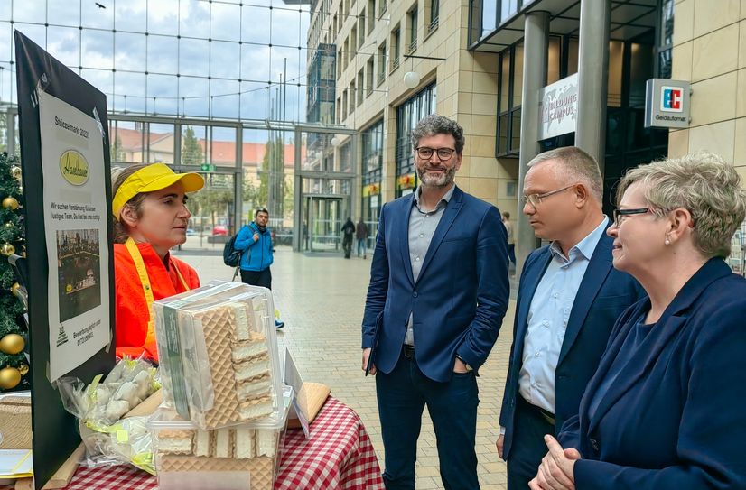 Jan Pratzka, Beigeordneter für Wirtschaft, spricht selbst mit den Händlern.