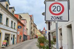 Für sechs Monate galt auf der Hauptstraße in Radeberg Tempo 20. Nun liegen Ergebnisse einer Umfrage hierzu vor. Foto: Matthias Stark