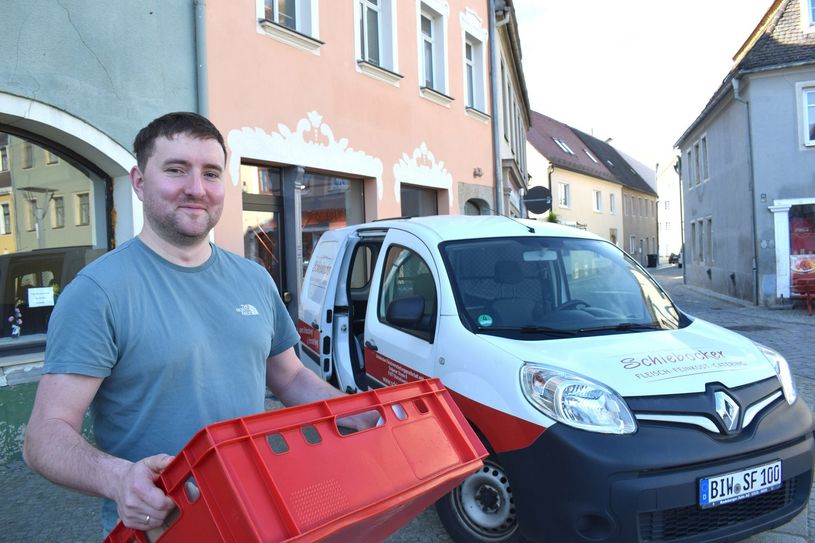 Nathanael Mühmelt von der Schiebocker Fleischverarbeitungsgesellschaft bringt frische Ware in das neue Geschäft am Altmarkt 20.