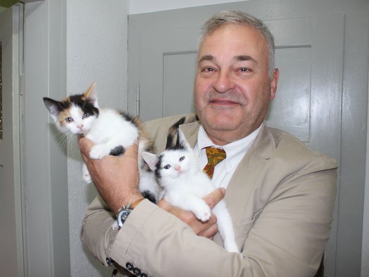 Der Vereinsvorsitzende des Radeberger Tierschutzvereins, Matthias Kuri, mit seinen beiden Schützlingen Milena und Milano. Foto: Matthias Stark