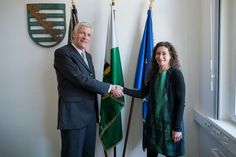 Justizministerin Prof. Constanze Geiert gratuliert Herrn Dr. Fresemann zum neuen Amt.
