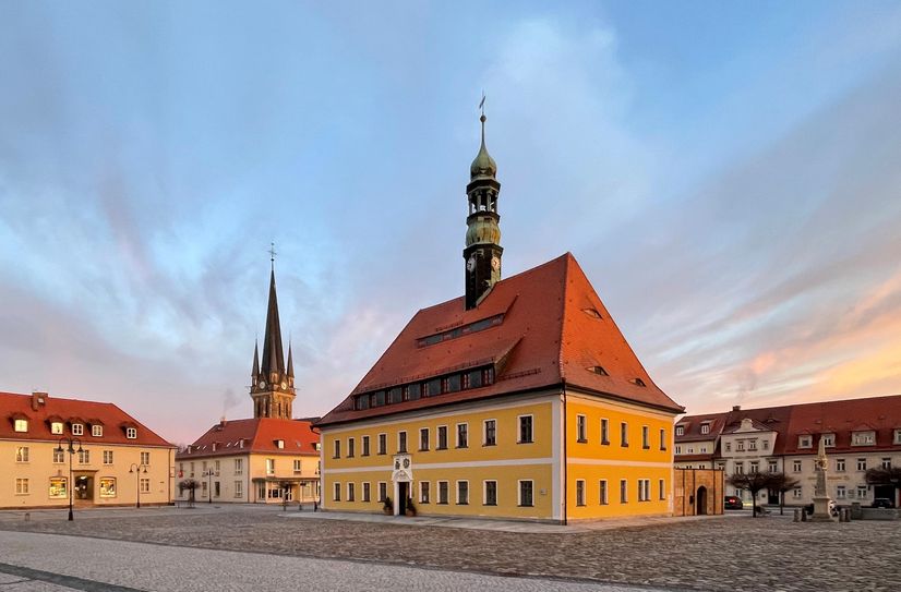 Der Markplatz mit dem Rathaus von Neustadt in Sachsen bieten eine malerische Kulisse. Das Stadtmanagement möchte ihn und die Innenstadt jetzt mit mehr Leben füllen.