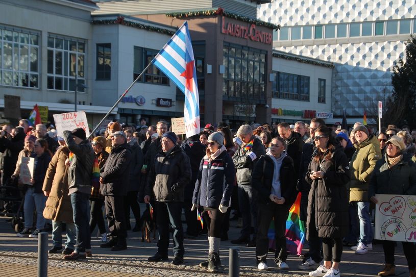 Am Sonntag, den 28. Januar nahmen laut Zählungen der Polizei rund 800 Bürgerinnen und Bürger ihr Demonstrationsrecht in Hoyerswerda wahr.