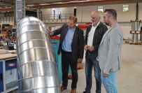 Geschäftsführer von TL Concept Thomas Liebisch und David Brockmann, der Geschäftsführer der neuen Produktionsstätte erklären Klipphausens Bürgermeister Mirko Knöfel die Fertigungsprozesse.
