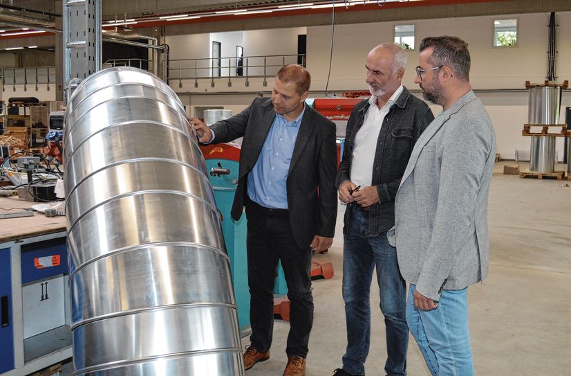 Geschäftsführer von TL Concept Thomas Liebisch und David Brockmann, der Geschäftsführer der neuen Produktionsstätte erklären Klipphausens Bürgermeister Mirko Knöfel die Fertigungsprozesse.
