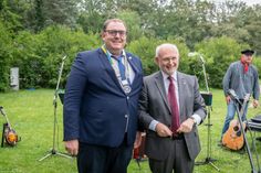 Gerrit Fester (l.) und Heinz-Willhelm Müller (r.) bei der Ämterübergabe des Rotary Club Cottbus.