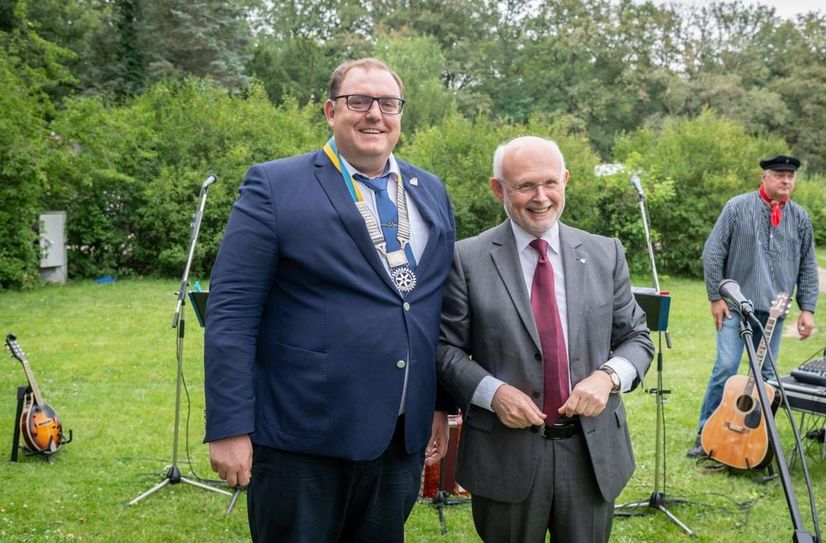 Gerrit Fester (l.) und Heinz-Willhelm Müller (r.) bei der Ämterübergabe des Rotary Club Cottbus.