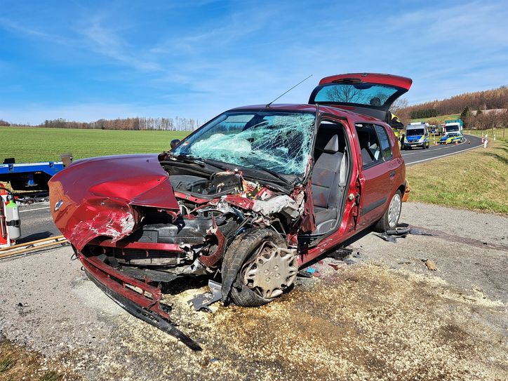 Der Renault Clio wurde bei dem Aufprall schwer beschädigt.