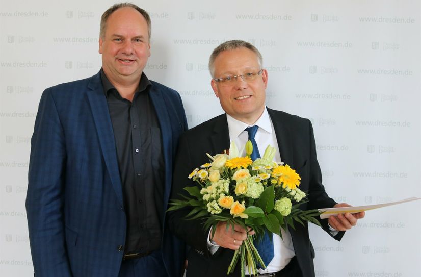 Übergabe der Ernennungsurkunde durch Oberbürgermeister Dirk Hilbert (li.) an Jan Pratzka.
