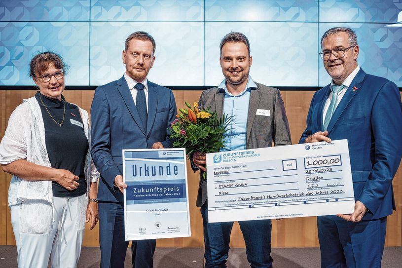 Ines Briesowsky-Graf, Vizepräsidentin der Handwerkskammer Dresden, Michael Kretschmer, Ministerpräsident Freistaat Sachsen, Maik Stamm von der Stamm GmbH (Zweitplatzierter) und Jörg Dittrich, Präsident der Handwerkskammer Dresden (v.l.).