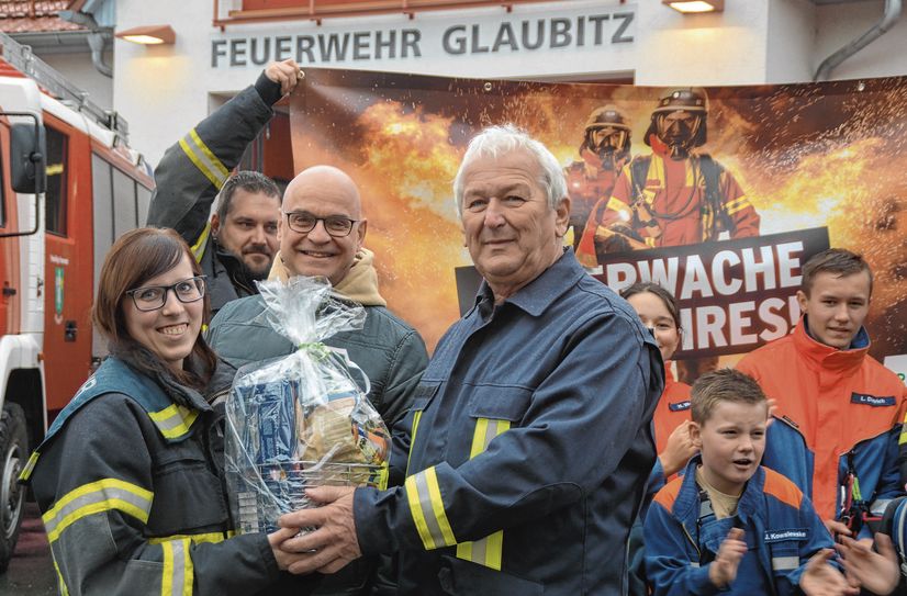Steffen Lukas (m.), übergab den Preis »Feuerwehrfrau des Jahres 2023« an Sophie Raasch (l.) der Glaubitzer Bürgermeister und Jurymitglied Lutz Thiemig (r.) gratuliert mit einem Präsent.