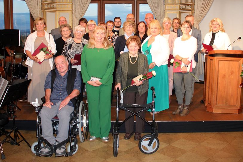 Staatsministerin Petra Köpping (vorn Mitte) mit den Ehrenamtlichen, die in diesem Jahr die Annen-Medaille erhielten.Foto: Matthias Stark