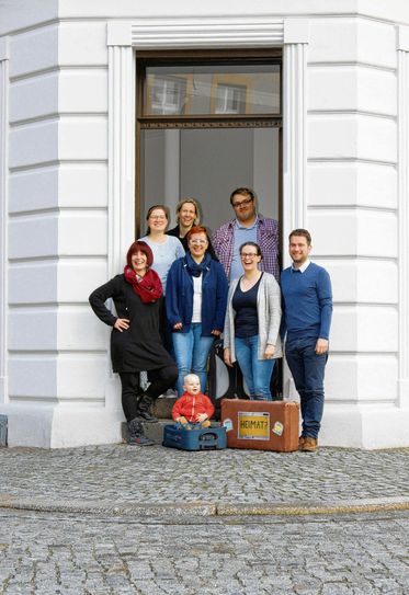 Eine handvoll junger Visionäre, von denen der erste Pop-up-store in Finsterwalde und das Projekt „Comeback Elbe-Elster“ lebt. Jetzt heißt es viel Aufbauarbeit zu stemmen und die Werbetrommel zu rühren. Foto: Privat