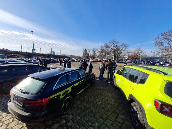 Fahrlehrer aus ganz Sachsen trafen sich im Ostragehege zur Kundgebung. Die rund 170 Fahrzeuge machten sich danach auf den Weg durch die Stadt. Foto: Büttner
