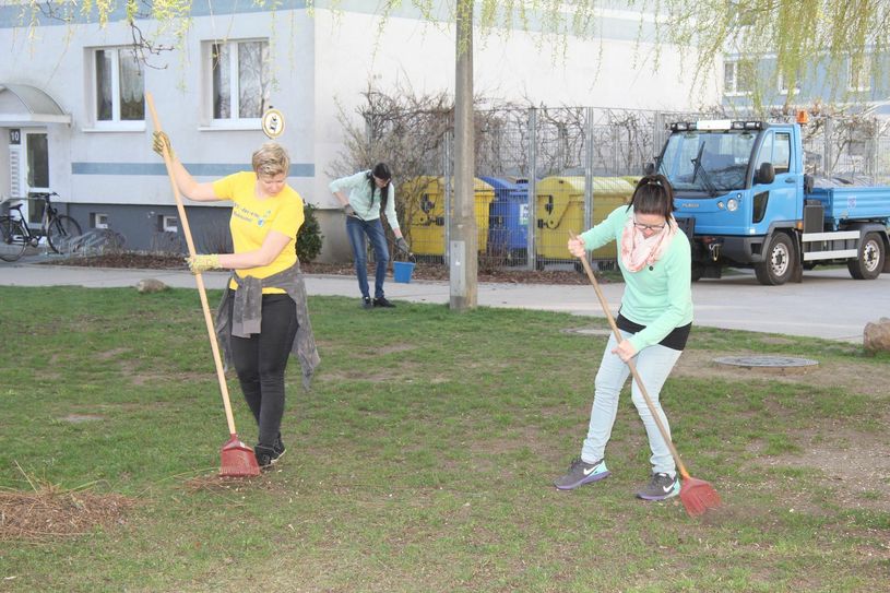 Putz- und Pflanzaktion in Lübbenau. Foto: WIS Wohnungsbaugesellschaft im Spreewald mbH