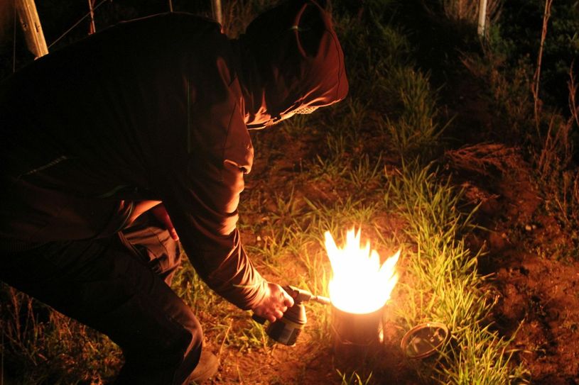 Weinbauleiter Till Neumeister beim Entzünden der Weinbergsfeuer.