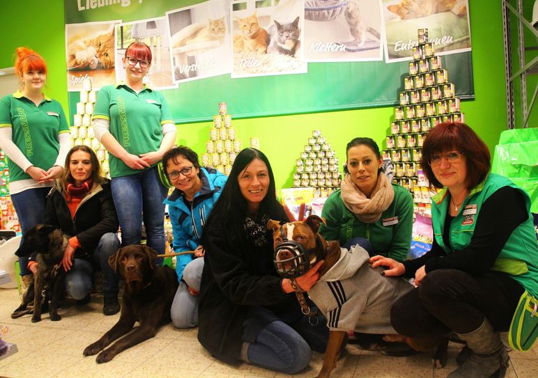 Die Fressnapf-Mitarbeiterinnen Julia, Sandy, Katrin und Andrea übergeben die gesammelten Spenden der Kunden an die Vertreter der drei Partnertierheime, v.l.: Tierheim Riesa: Sindy Schneider mit Max, Tierheim Ostrau: Marlies Przybilla mit Rocky und Tierheim Schkortitz: Christina Mager mit Matze.                                 Foto: Pleyl