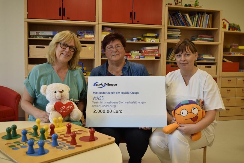 Oberärztin Dr. med. Simone Stolz (l.) und Kinderkrankenschwester Cindy Berg (r.) freuen sich über 2.000 Euro, die Simone Erb von enviaM mit einem symbolischen Scheck überbrachte. Foto: CTK
