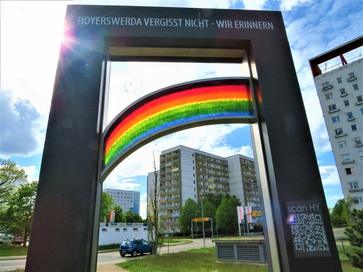 Das Denkmal im Zentralpark symbolisiert ein offenes Tor. Der Regenbogen ist Zeichen für Frieden, Aussöhnung und Freundschaft sein. Foto: Silke Richter
