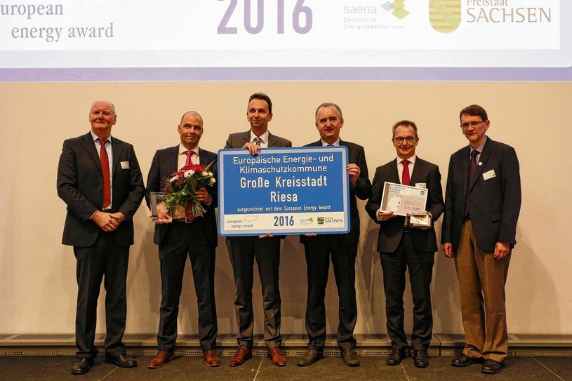 Aus den Händen vom Sächsischen Staatsminister für Umwelt und Landwirtschaft, Thomas Schmidt, haben Oberbürgermeister Marco Müller und Stadtwerke-Chef René Röthig die eea-Zertifitzierung entgegengenommen. Foto: saena