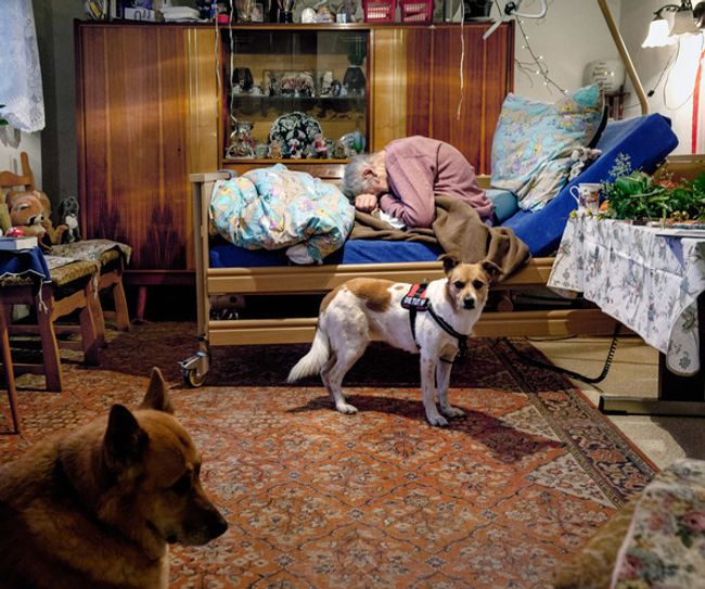 Ehemalige Inhaberin der Cottbuser Bahnhofsdrogerie Annemarie Jatzlauk in der Fotoserie „Am Ende der Zeit“. Foto: Thomas Kläber