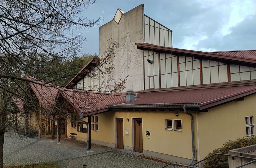 Seit den 50ern wird in Jonsdorf Eishockey gespielt. 1996 wurde die Eishalle fertiggestellt.