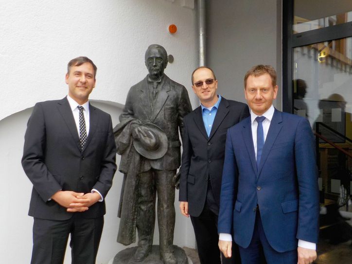 Zu Ehren des 150. Geburtstages von Dr. Johann Christian Eberle weihen Ministerpräsident Michael Kretschmer (r), Bürgermeister Uwe Anke und sein Stellvertreter Gerald Rabe (l.) die neue Eberle-Skulptur am Rathaus ein.