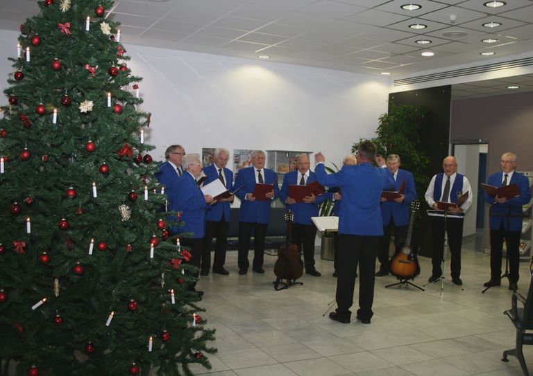 Der Cottbuser Bäcker- und Männerchor bei seinem Auftritt im vergangenen Jahr vor Patienten und ihre Besucher. Foto: Irene Göbel