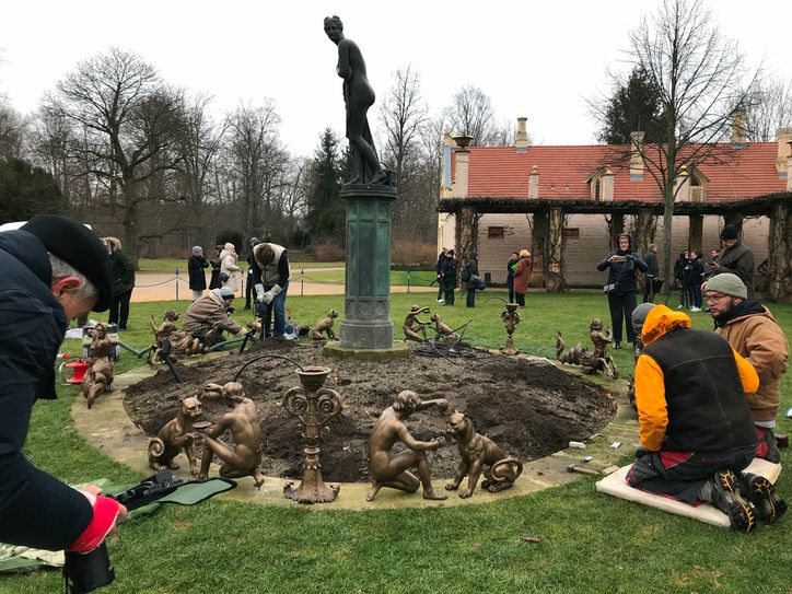 Der Skulpturenschmuck wurde am Venusbeet im Branitzer Park montiert.