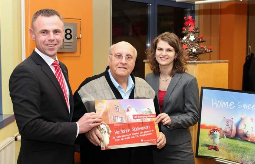 Gewinner Kurt Biebrach (Mitte) mit Henryk Nißel (Filialleiter, Filiale Gesundbrunnen) und Mandy Scheidemantel (Beraterin Filiale Gesundbrunnen). Foto: Kreissparkasse Bautzen