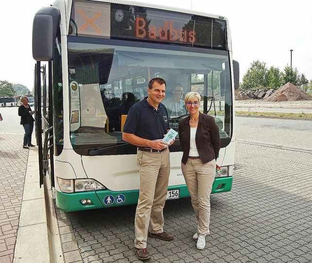 Im vergangenen Jahr wurde das Projekt »Badbus« durch Bürgermeisterin Anita Maaß und dem Chef der »Elbtal Tiefkühlkost« ins Leben gerufen. Foto: PM