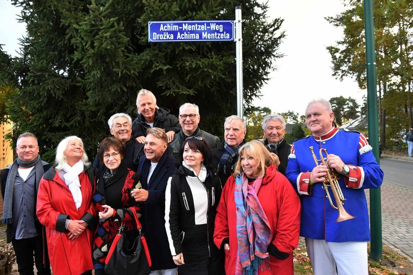 Zum Schluss gab es ein Gruppenfoto mit allen Freunden und künstlerischen Weggefährten. Foto: M. Helbig