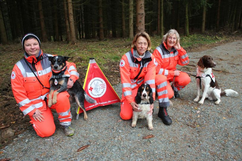 Sechs Lebensretter (v.l.): Mila mit Frauchen Sandra Jäschke, Momo und Frauchen Karola Röntsch und Gauner mit Frauchen Marina Nittel. Foto: Keil