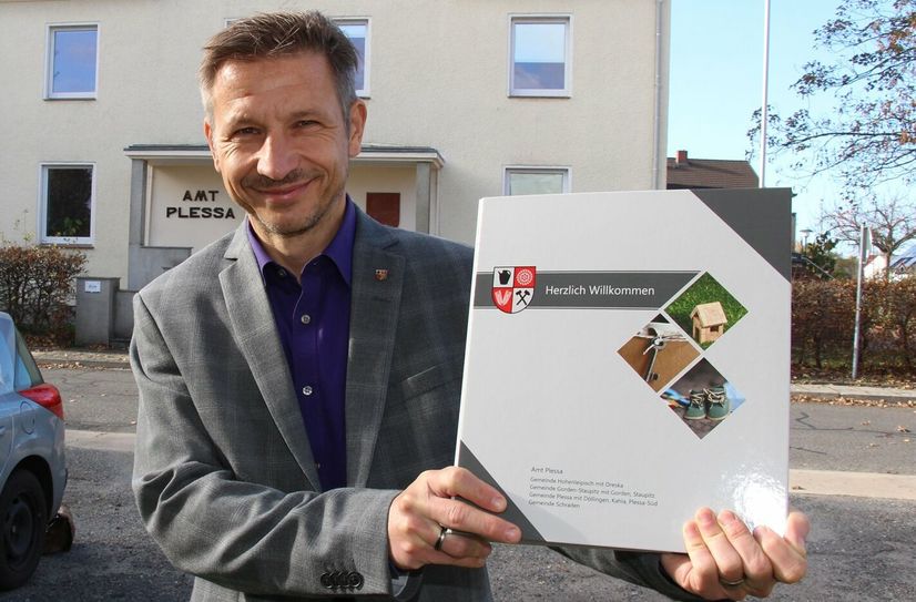 Das Amt Plessa begrüßt alle neuen Einwohner mit einem informativen Ordner. Er enthält wichtige Unterlagen: eine Vereins- &amp; Kitabroschüre und dient als Orientierung. Amtsdirektor Göran Schrey kann sich in diesem Jahr erstmals über Bevölkerungszuwachs freuen.