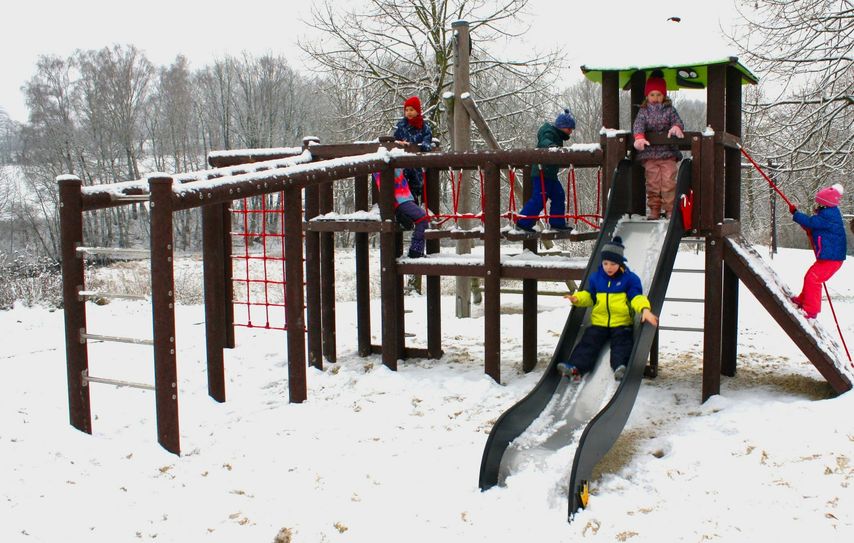 Kinder der Kita „Regenbogen“ durften exklusiv die neue Spielanlage auf dem Spielplatz „An der Wesenitz“ in Bischofswerda-Süd einweihen. Foto: Stadt Bischofswerda