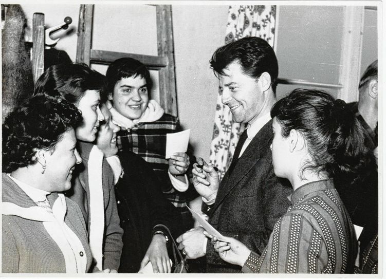Gérard Philipe mit Autogrammjägerinnen in den Cottbuser Kammerlichtspielen, Foto: Erich Schutt