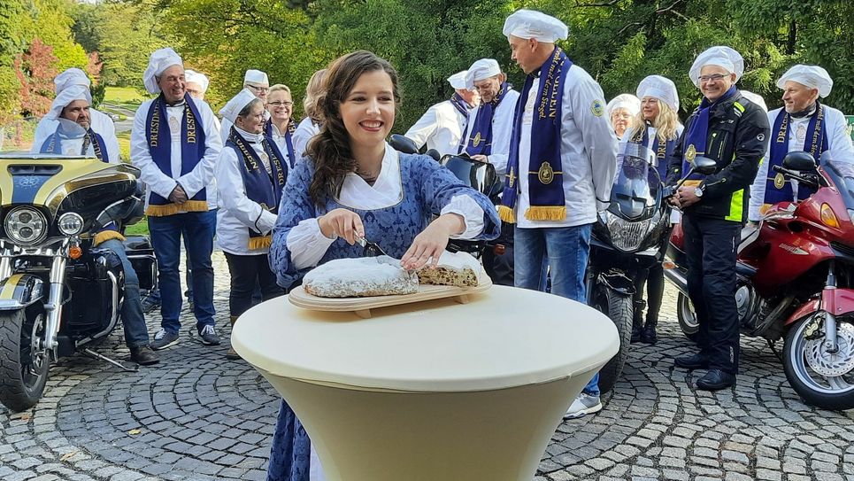 Lisa Zink, das 27. Stollenmädchen des Dresdner Stollenschutzverbandes, hier bei ihrem ersten offiziellen Stollenanschnitt der Saison 2021. Foto: Pönisch