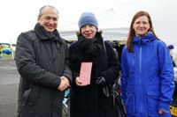 Übergabe des Willkommenspasses: Oberbürgermeister Octavian Ursu, Molina-Geschäftsführerin Jutta Müller und EGZ-Geschäftsführerin Eva Wittig (v.l.n.r.)
